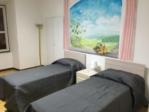 Una camera da letto della nuova casa accoglienza